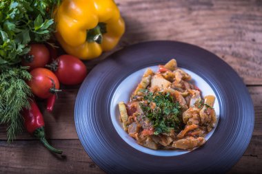 Sebze ve et güveç malzemeler ile ahşap masa tabakta servis