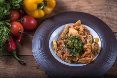 Sebze ve et güveç malzemeler ile ahşap masa tabakta servis