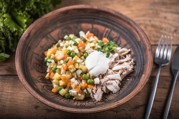 Hausgemachter Traditioneller Russischer Salat Schüssel Auf Holztisch — Stockfoto