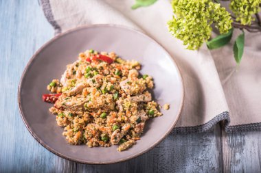 Ahşap masa tabağa Bulgur tavuk ve sebze ile servis