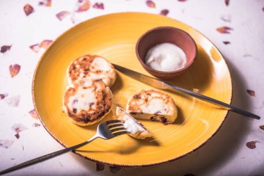 Ekşi krema ile tabakta Kızarmış peynirli börek