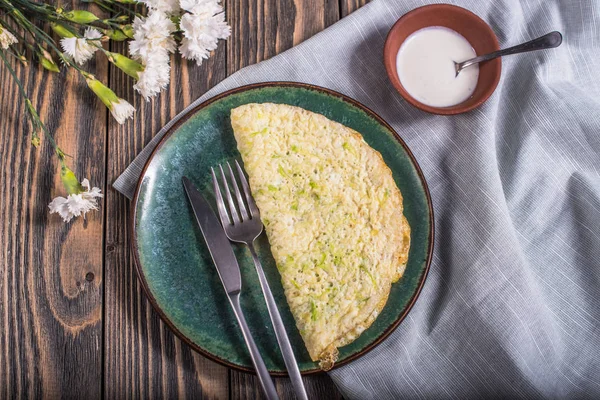 Omelet Plaat Met Saus Houten Tafel — Stockfoto