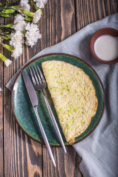 Omelet Plaat Met Saus Houten Tafel — Stockfoto