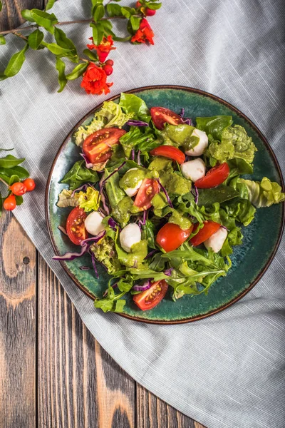 Vers Fruit Salade Met Mozzarella Kaas Kom Houten Tafel — Stockfoto