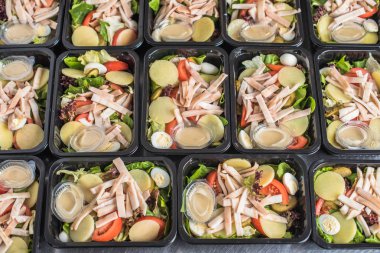 Plastik konteynerlerde sos ile öğle atıştırmalıkları 