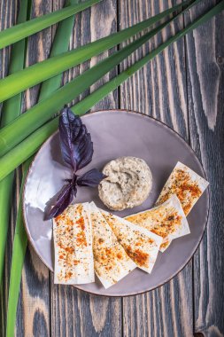 gevrek düz ekmek dilimleri ve ahşap masa tabakta servis et snack