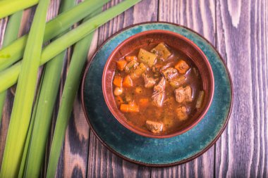 Ahşap masa etli çorba