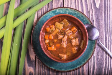 Ahşap masa etli çorba