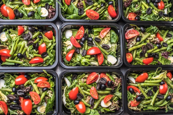 Frisse Salade Met Zwarte Olijven Plastic Bakjes — Stockfoto