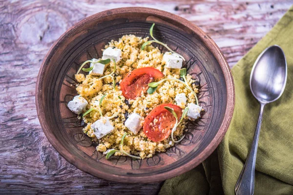 Kuss Mit Käse Und Gemüse Schüssel Auf Holztisch — Stockfoto