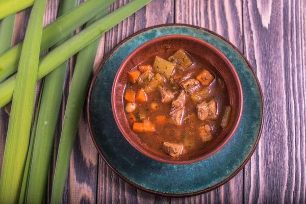 Ahşap masa etli çorba