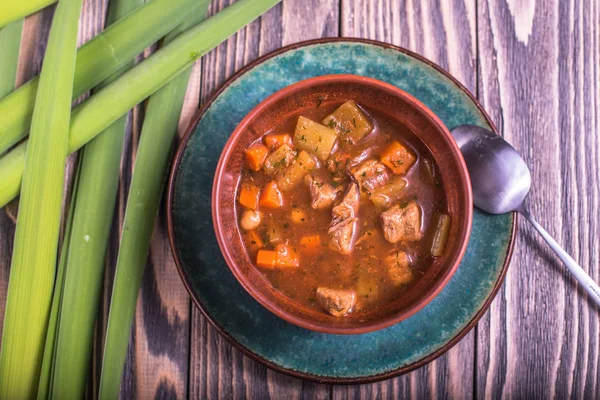 Ahşap masa etli çorba