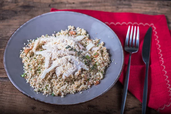 Cuscus Con Pollo Verdure Sul Piatto Tovaglia Nera — Foto Stock