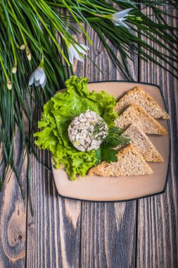 lezzetli meze tabakta marul ve tost ile