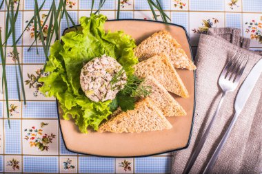 lezzetli meze tabakta marul ve tost ile