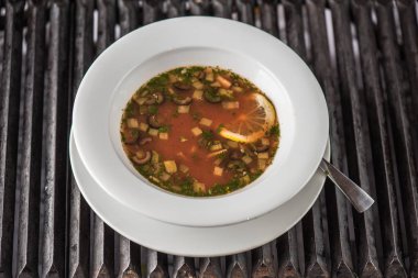 Zeytin ve limon metal yüzeyi ile çorba bölümü