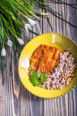 Ahşap masa üzerinde sarı plaka üzerinde pirinç ve Fırında Balık servis