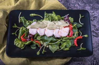 Taze sebze salatası tavuk ve siyah plakalı sosu