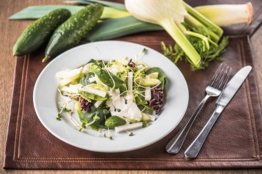 Plaka malzemeler ile ahşap tahta üzerinde taze sebze salatası