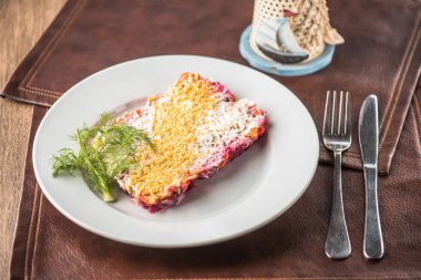 Rus ringa balığı salatası shuba plaka üzerinde kahverengi deri kısmı