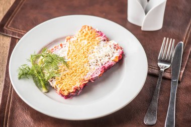 Rus ringa balığı salatası shuba plaka üzerinde kahverengi deri kısmı