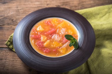 Ahşap masa tabağa narenciye meyve ile jöle