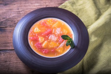 Ahşap masa tabağa narenciye meyve ile jöle