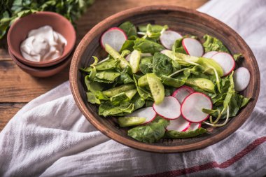 Bezle tahta masada kase taze sebze salatası hizmet