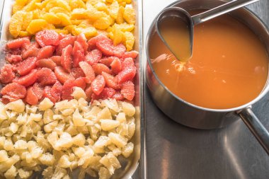 Jöle metal masa üzerinde taze narenciye ile hazırlama