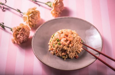Asya Deniz ürünleri pirinç çizgili pembe arka plan tabakta servis