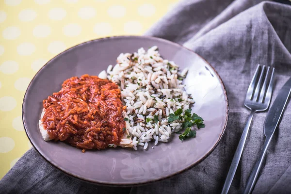 Reis Mit Fleisch Tomatensauce Auf Teller Serviert — Stockfoto