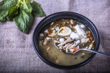 Geleneksel yeşil borsch kase masa örtüsü üzerinde hizmet