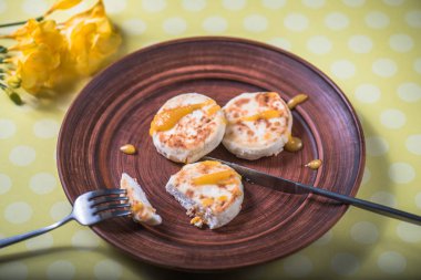 Kızarmış peynirli börek kil plaka reçel görev yaptı.