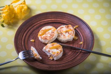 Kızarmış peynirli börek kil plaka reçel görev yaptı.