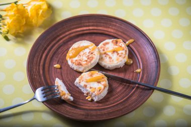 Kızarmış peynirli börek kil plaka reçel görev yaptı.