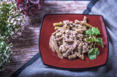 Ev yapımı pişmiş fasulye fındık ile ahşap masa tabakta servis