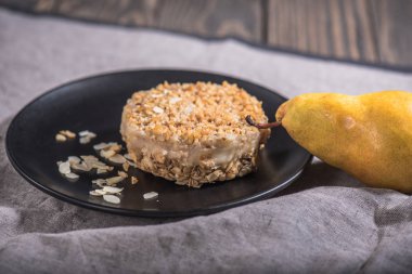 Armut kek Fındıklı taze meyve ile gri masa örtüsü üzerinde siyah plaka servis