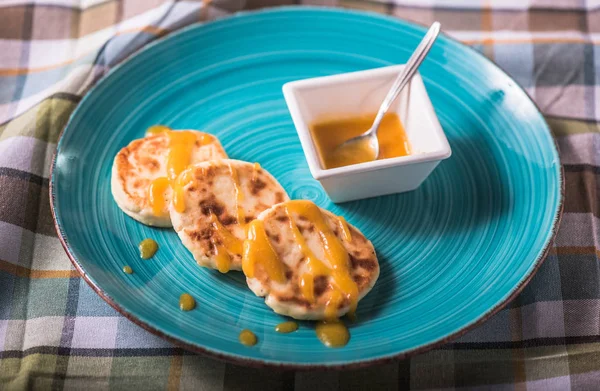 Stekt Keso Fritters Blå Tallrik Rutiga Tablelcoth — Stockfoto