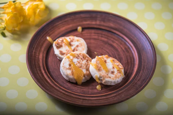 Kızarmış peynirli börek kil plaka reçel görev yaptı.