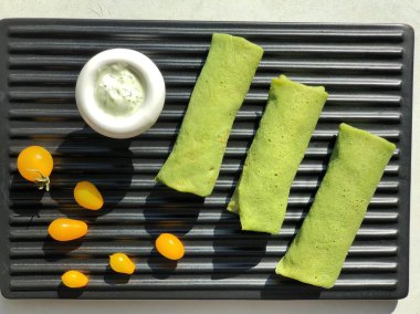 Beyaz zemin üzerine kurulu daldırma ile sebze yeşil krep