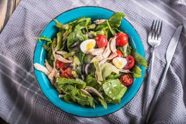 Mavi kapta taze sebze salatası tavuk ve yumurta hizmet