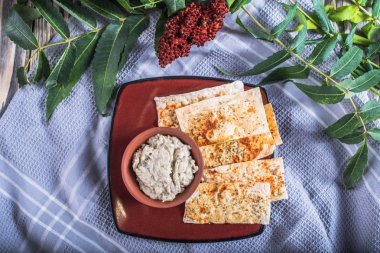 Düz ekmek çiçeklerle tepside servis ile kaseye daldırma