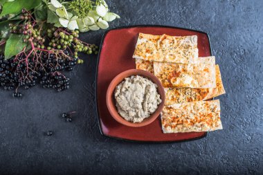 Düz ekmek çiçeklerle tepside servis ile kaseye daldırma