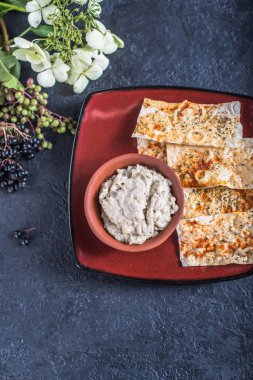 Düz ekmek çiçeklerle tepside servis ile kaseye daldırma