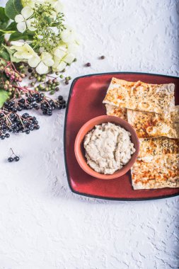 Düz ekmek çiçeklerle tepside servis ile kaseye daldırma