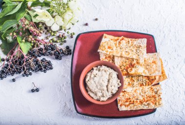 Düz ekmek çiçeklerle tepside servis ile kaseye daldırma