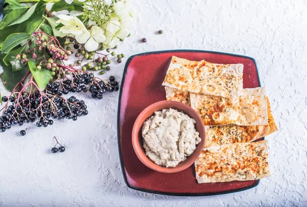 Düz ekmek çiçeklerle tepside servis ile kaseye daldırma