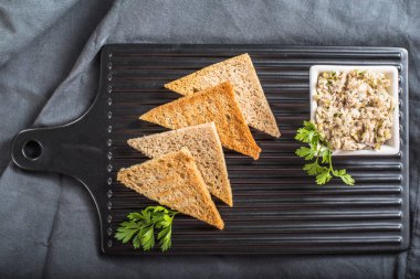 Kızarmış ekmek tost ve gri kumaş üzerine gemide dip