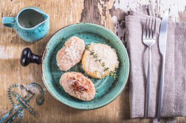 Rustik ahşap masada çanak garnitür ile et pirzola