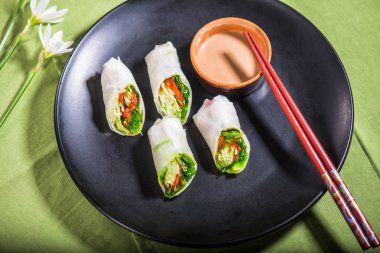 Asya böreği siyah plaka üzerine sos ile